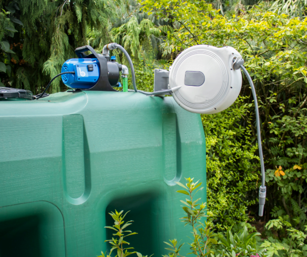 Darmoproller en tuinpomp op de watertank van 3000 liter