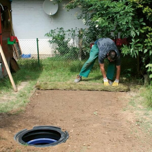 Toedekken met grasmatten van septische put Nordic