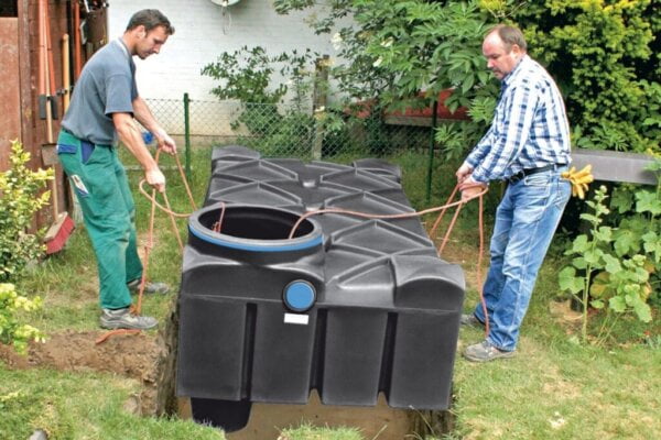 plaatsen-ondergrondse-regenwaterput-met-2-personen - kopie