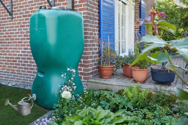 bovengrondse-rechthoekige-watertank-koppelbaar-750-liter-geinstalleerd