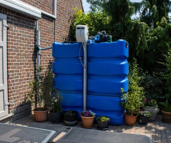 bovengrondse-rechthoekige-watertank-met-pomp-geschikt-voor-drinkbaar-water-2400-liter-voorbeeld-installatie
